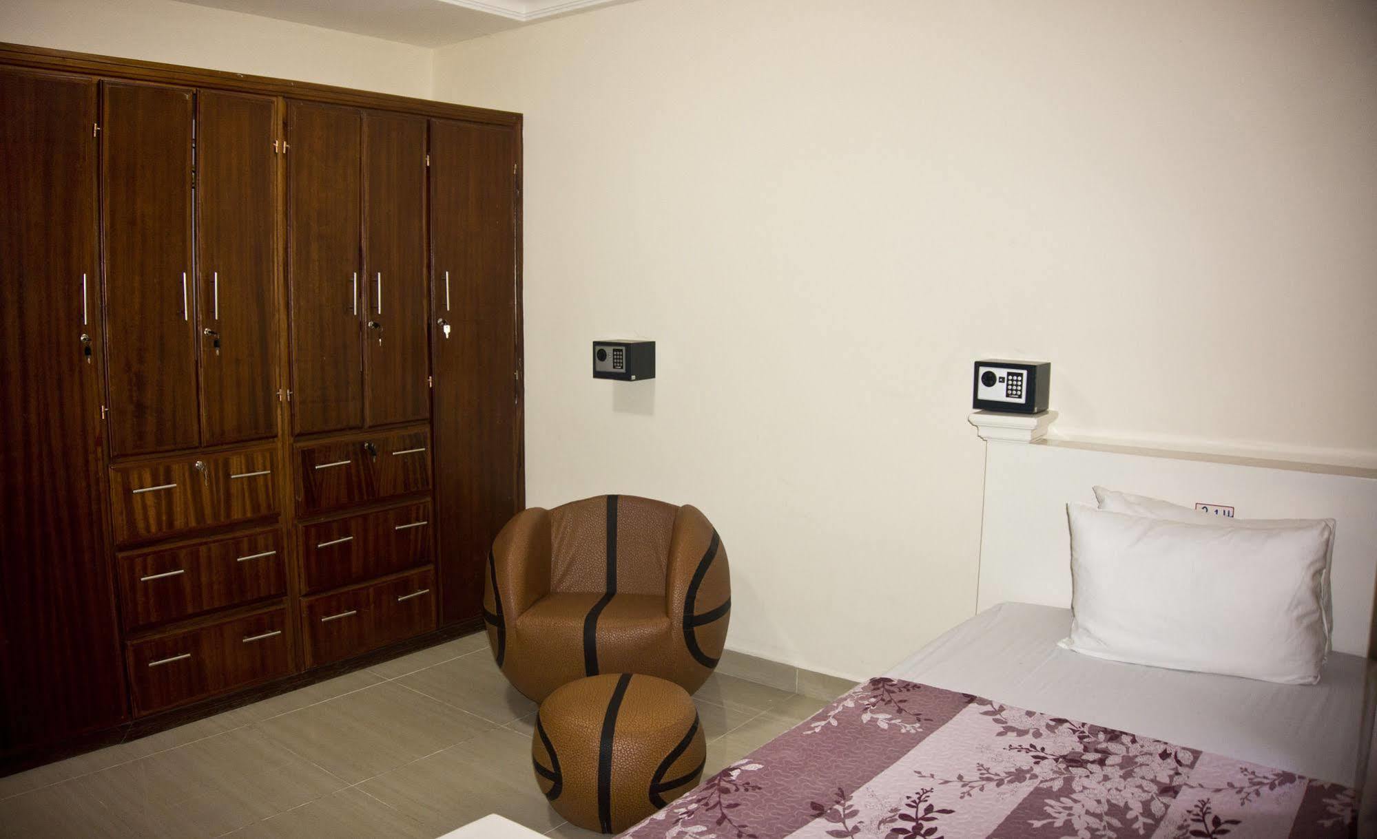 @Home Boutique B&B Hostel And Suite Accra Luaran gambar